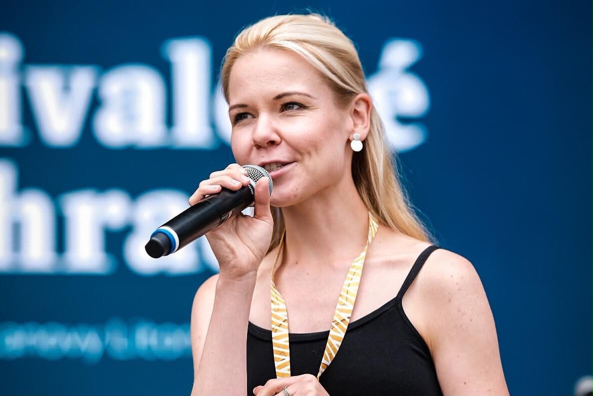 Karol&iacute;na Davidov&aacute; mluv&iacute; do mikrofonu při veřejn&eacute; prezentaci